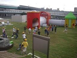 小学生達が、屋外展示施設に移動し、集合している様子の写真