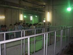 実際の浄水施設を小学生達が、見学している様子の写真