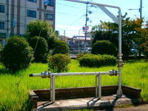 屋外に非常用給水栓が設置されている写真
