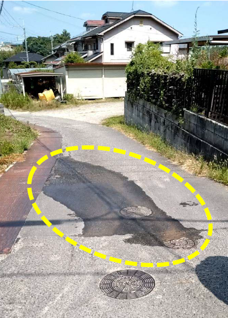 道路の蓋から漏水