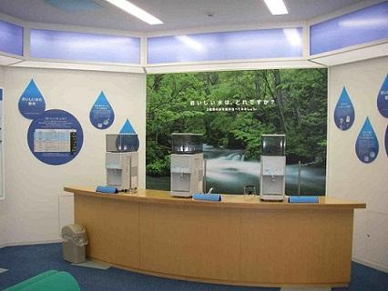 利き水コーナーの写真。市販のミネラルウォーターと高度浄水がそれぞれ入ったウォーターサーバーが設置されている