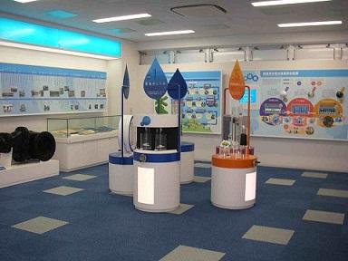 屋内施設の写真。浄水処理に関するパネルや模擬実験装置、関連展示物等が設置されている