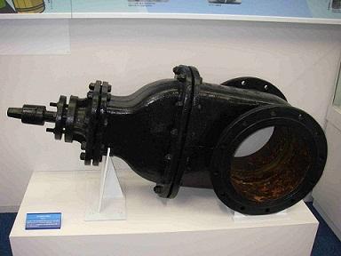 施設内に展示されている、昭和29年製旧ろ過池流入手動弁の現物の写真