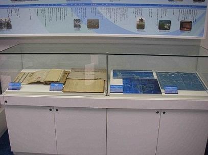 施設内に展示されている、庭窪浄水場完成時の関連書類および図面の写真