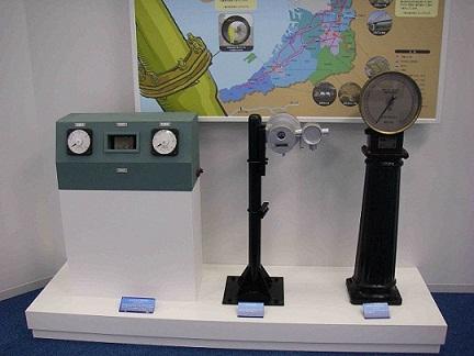 施設内に展示されている、昭和30年代に庭窪浄水場で使用された機器類3点の写真