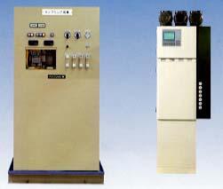 原水水質連続監視装置「ゆうきセンサー」右から薄茶色で色々なスイッチがついている機械と上部にモニターが付いているクリーム色の機械の写真