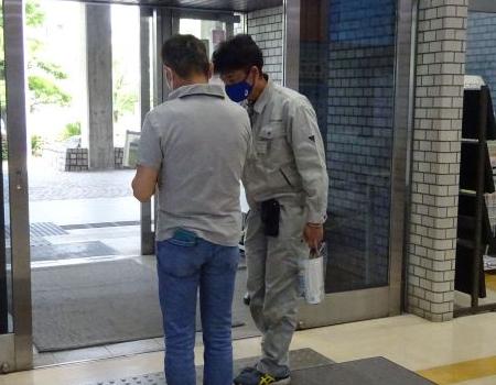 備蓄水を配布している画像