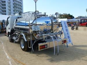 銀色の給水タンクが見える、給水車を後方から撮った写真