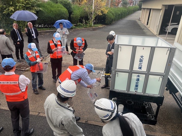 給水袋注水研修の様子