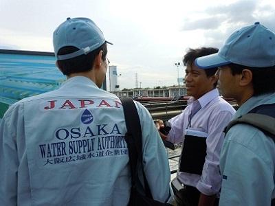 災害派遣に行った職員が、現地のスタッフの説明を聞いている写真