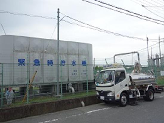 緊急時貯水槽から給水車に水を補給する様子