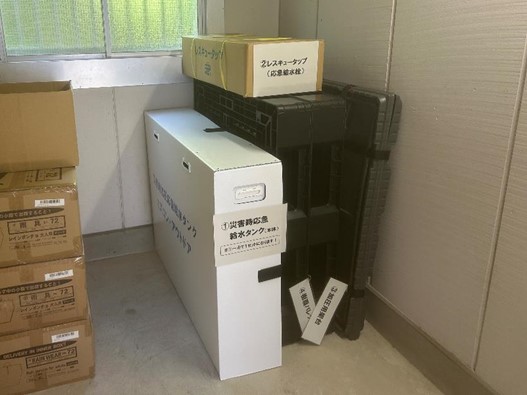 応急給水所に保管されている組立式応急給水タンクの写真