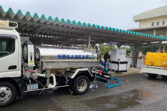 給水車から組立式応急給水タンクに水を補給する様子