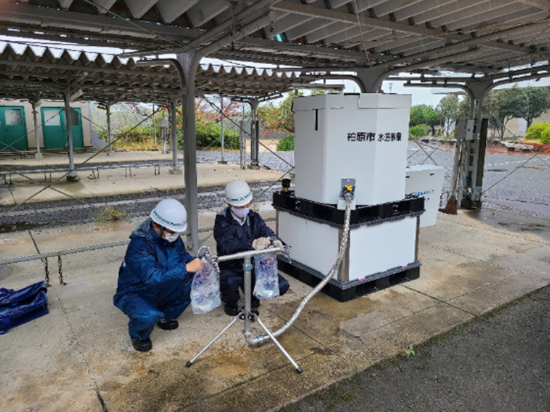 組立式応急給水タンクから給水袋に給水する様子