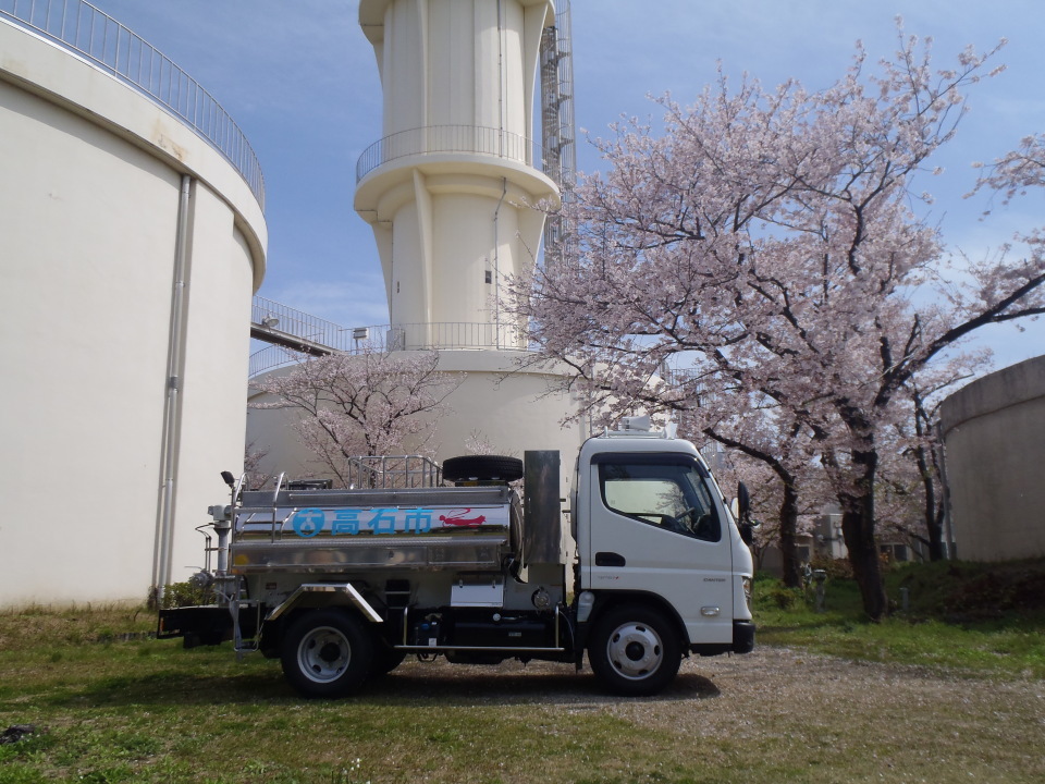 タンク横に高石市と文字が描かれた加圧式給水車を横から写した写真